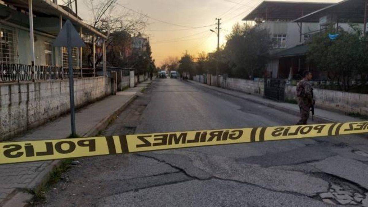 Polisten kaçarken yola el bombası attılar