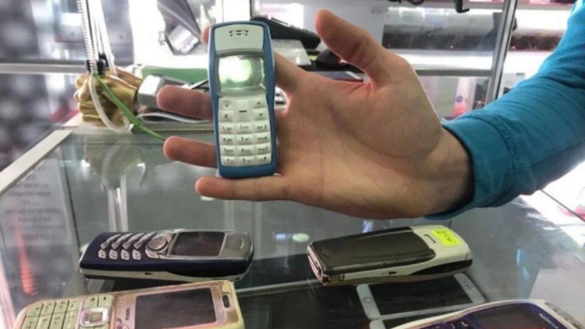 ‘Akılsız’ telefonlara geri dönülüyor!