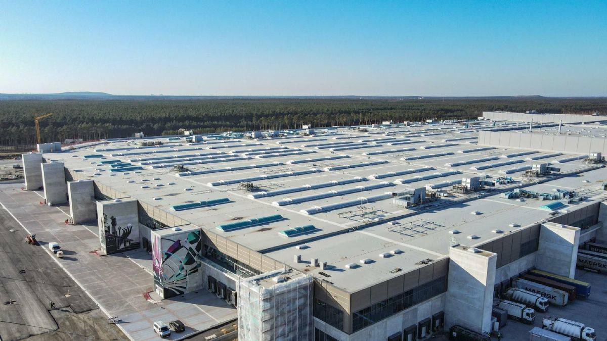 Tesla'nın Almanya'daki tartışılan fabrikası açıldı