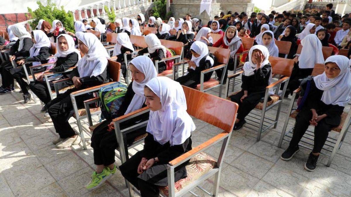 Afganistan'da tüm okullar bugün eğitime başladı