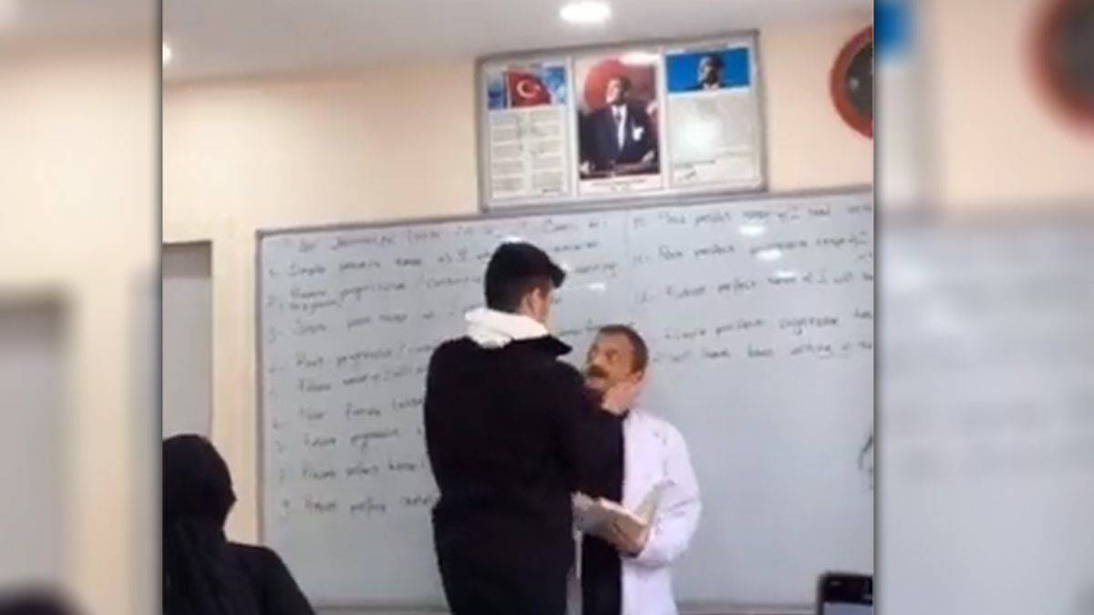 Lisede tepki çeken görüntüler: Öğretmeninin yanında dans edip, dalga geçtiler!