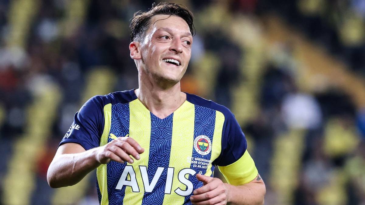 Mesut Özil kadro dışı mı kaldı? Mesut Özil neden kadro dışı? Mesut Özil hangi takıma gidecek?