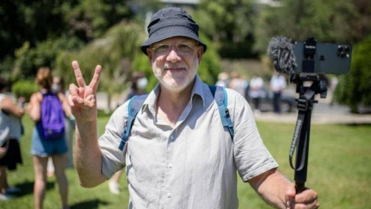 Görevden alınan öğretim görevlisi, üniversiteye davul zurnayla döndü