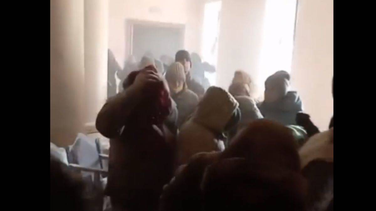 Mariupol'de vurulan tiyatrodaki sivillerin kaçış görüntüleri ortaya çıktı