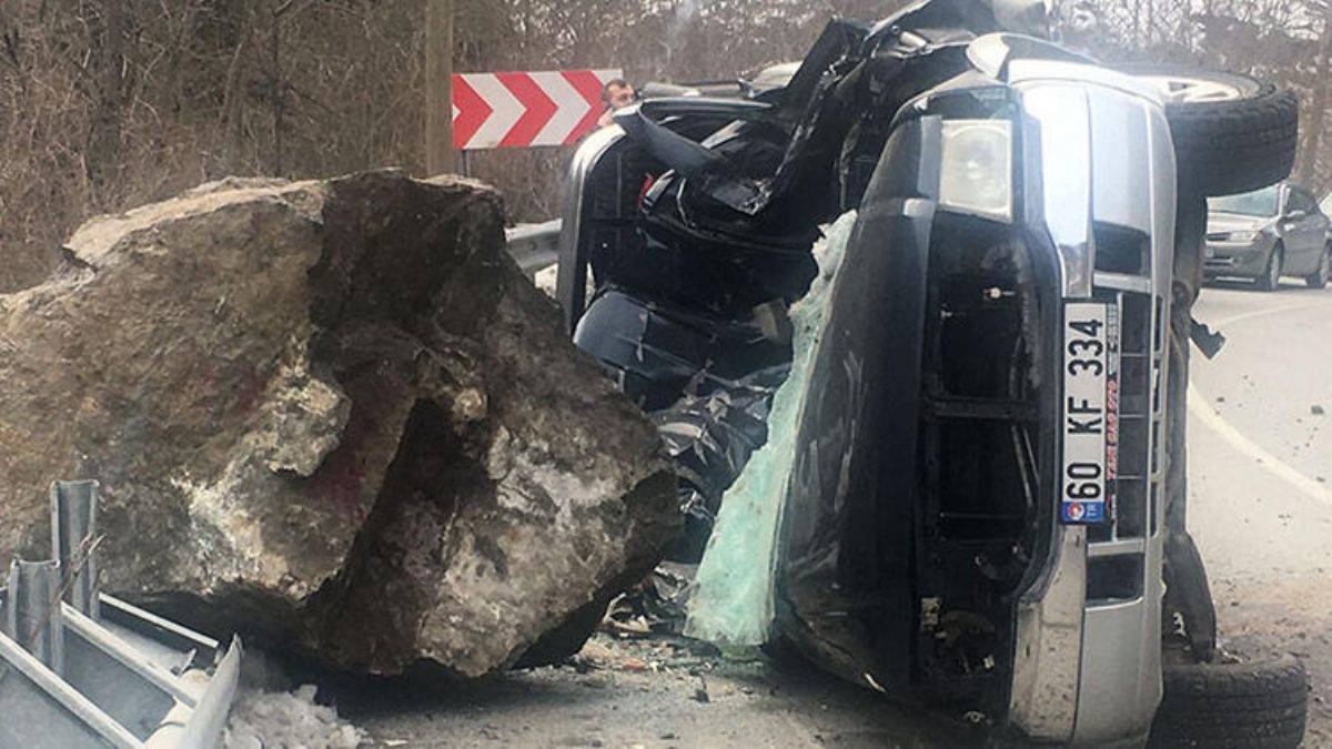 Yamaçtan kopan kaya kamyonetin üzerine düştü: 4 ölü