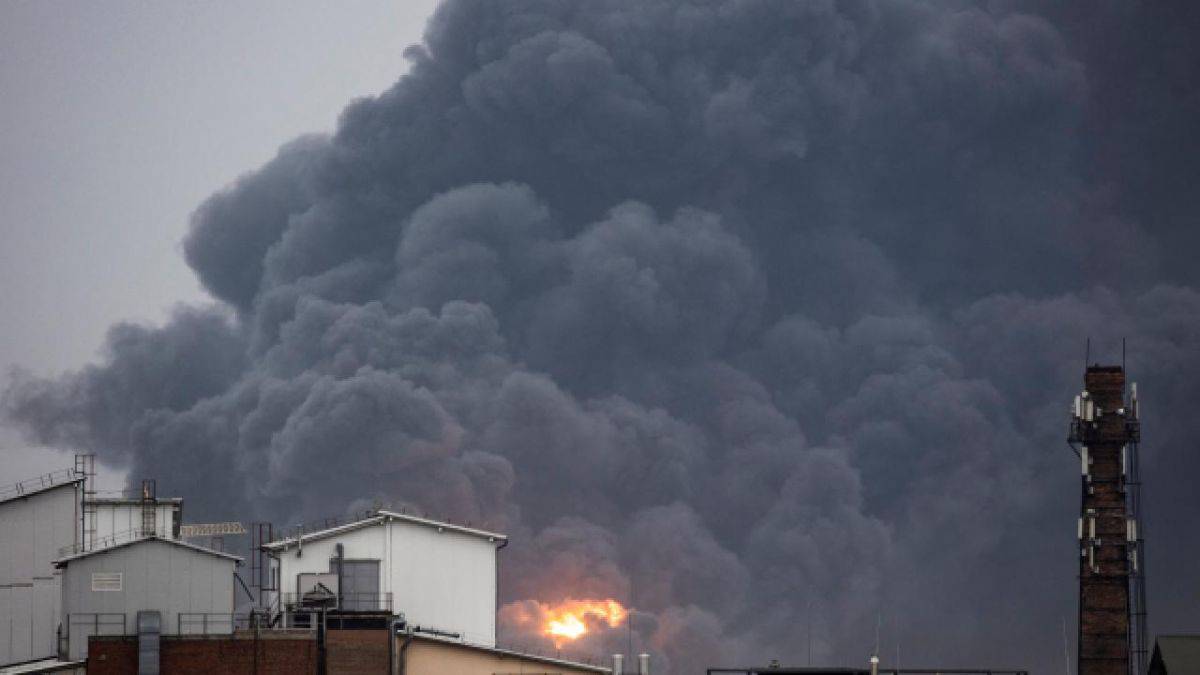 Lviv'de yakıt deposu 2 güdümlü füzeyle vuruldu