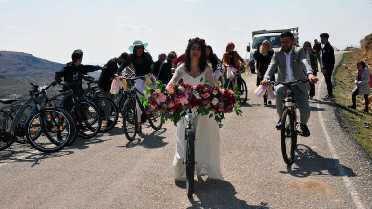 Gelin ile damadın bisiklet konvoyu şaşırttı