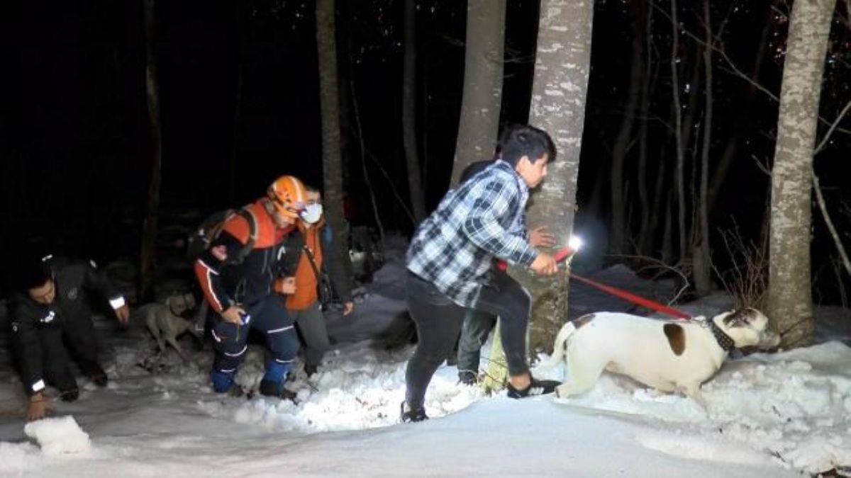 Düşen bayrağı asmak için tırmandıkları Uludağ'da mahsur kaldılar