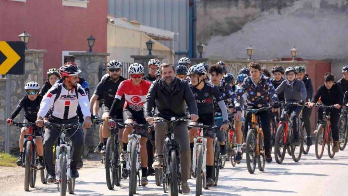 Bisikletçiler sağlıklı yaşam için Gürsu'da pedal bastı