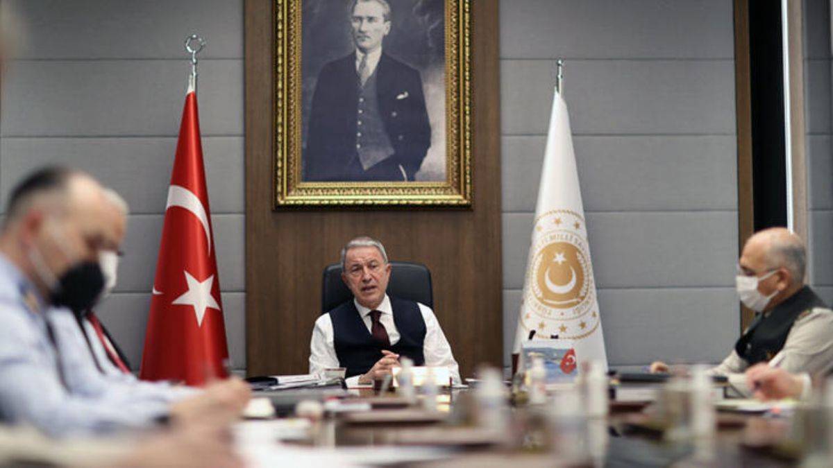 Bakan Akar'dan komutanlarla toplantı