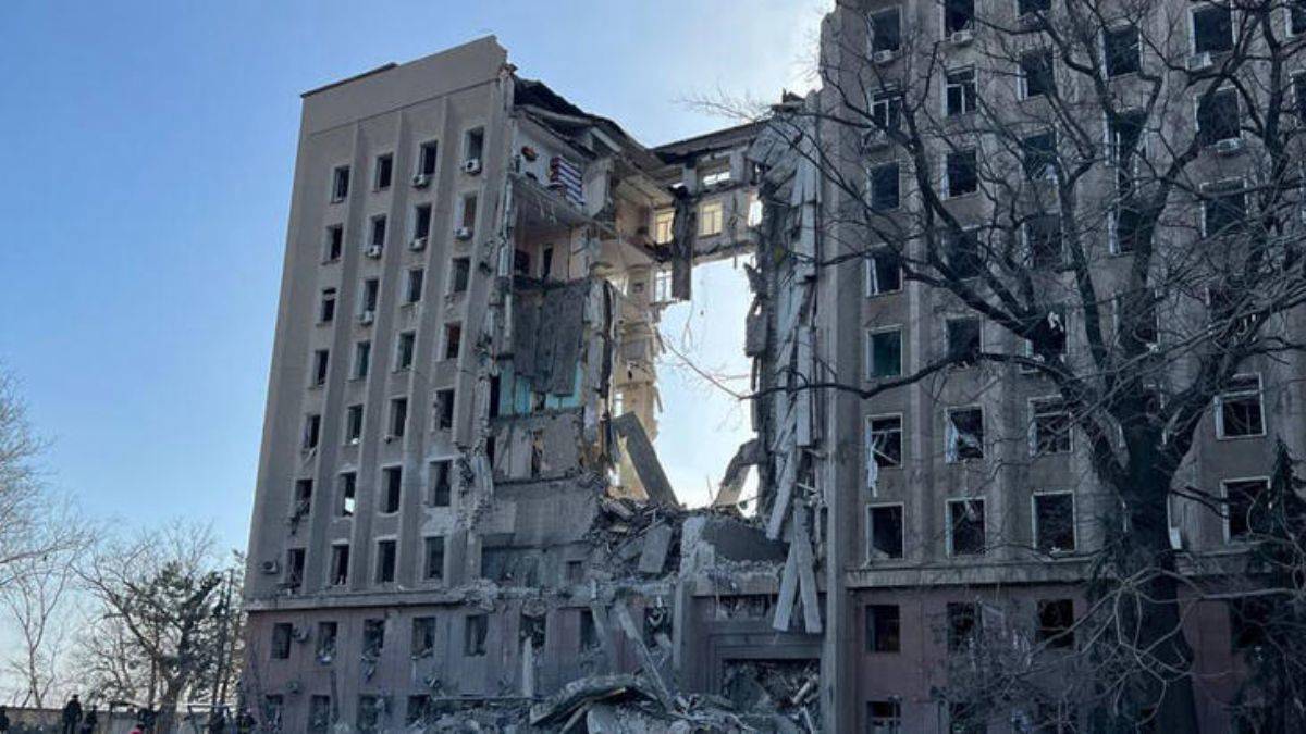 Ukrayna: Devlet binasının ortasında delik açıldı