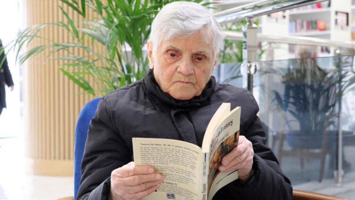 91 yaşında, ayda 3 kitap okuyor