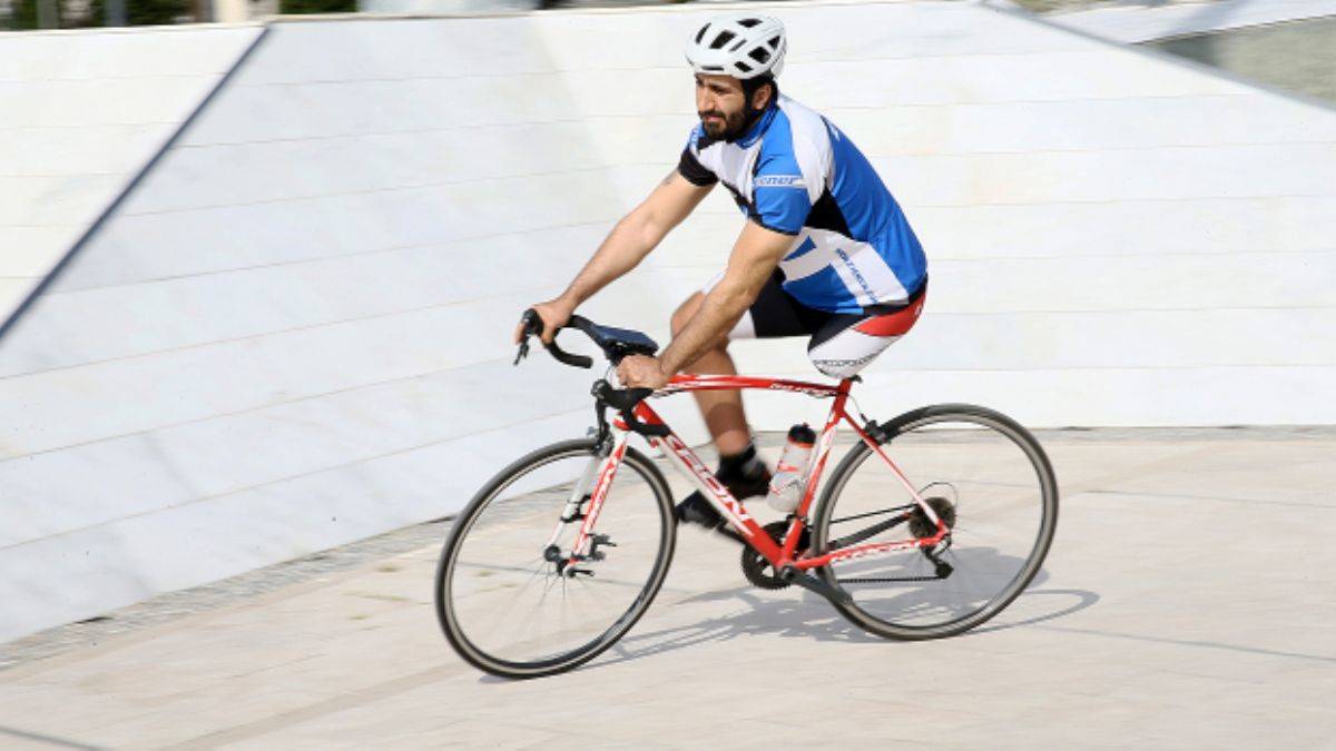Tek bacağıyla yüzlerce kilometre bisiklet sürüyor