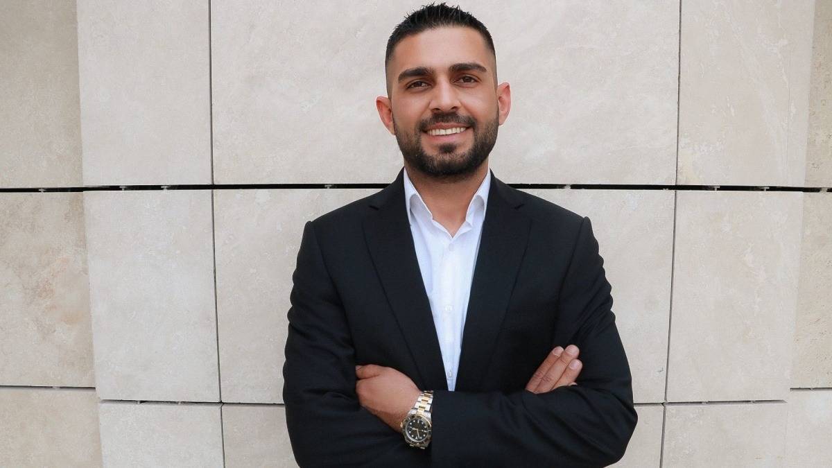 Esat Karlıdağ Kimdir?