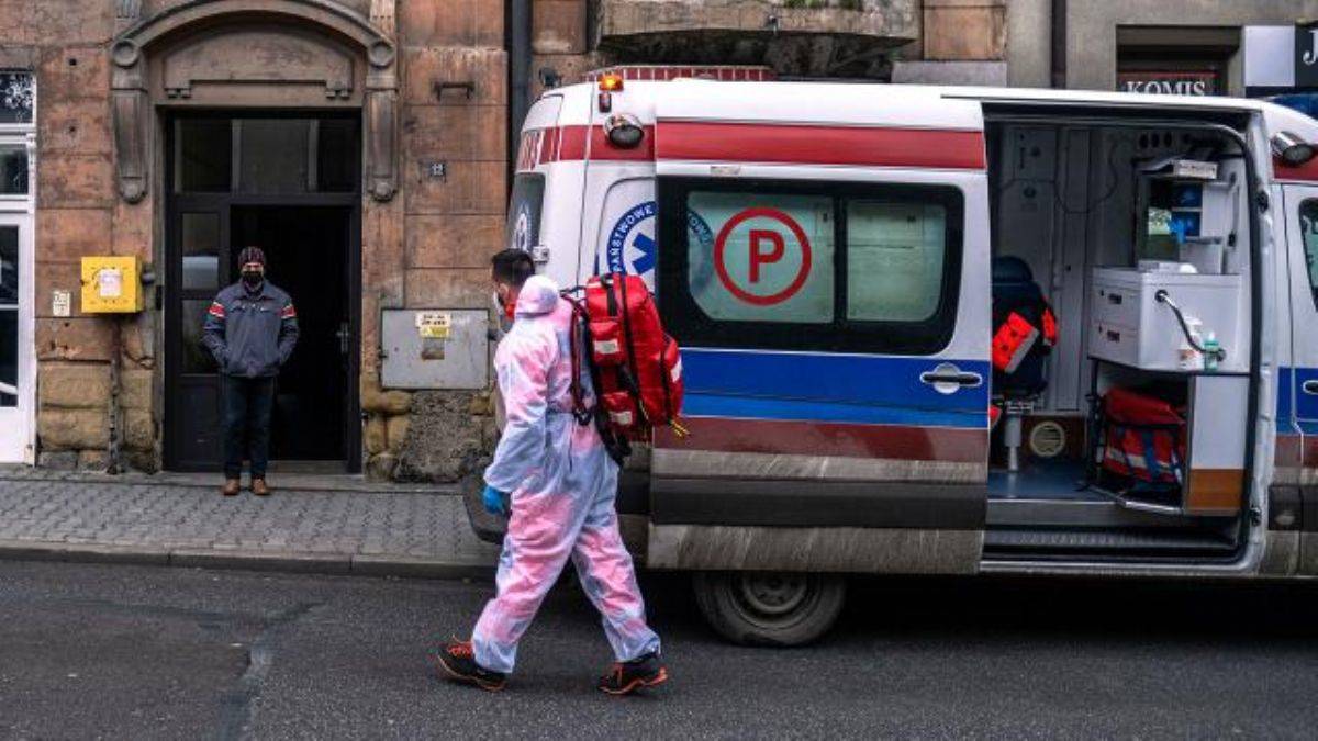 Polonya'da COVID-19 artık 'grip muamelesi' görecek