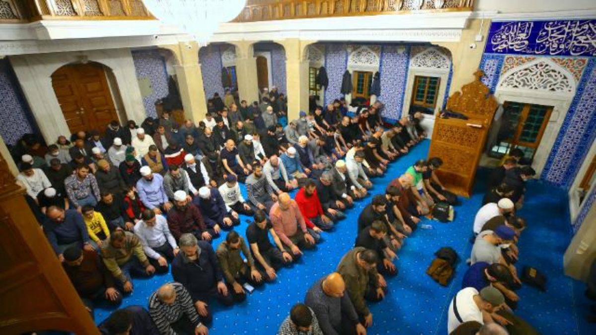 Azerbaycan'da ilk teravih namazı kılındı