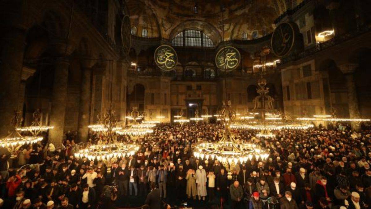 Ayasofya'da 88 yıl sonra ilk teravih namazı kılındı