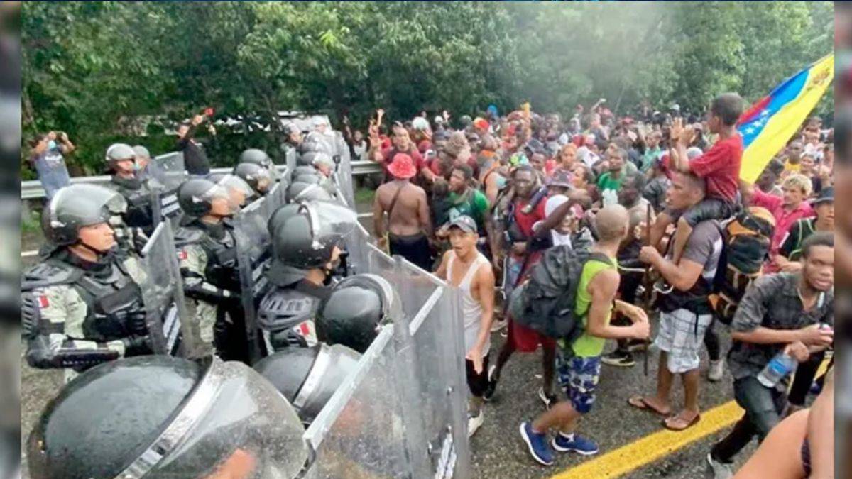 Meksika'da yüzlerce göçmen polisle çatıştı