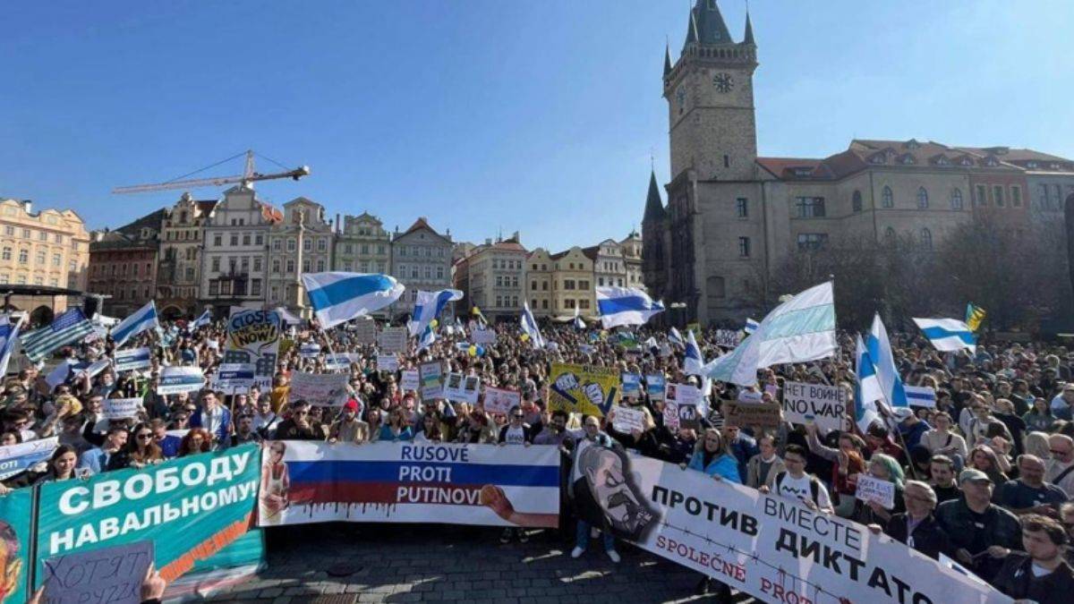 Ruslar sokağa indi: Bayraklarının renklerini değiştirdiler