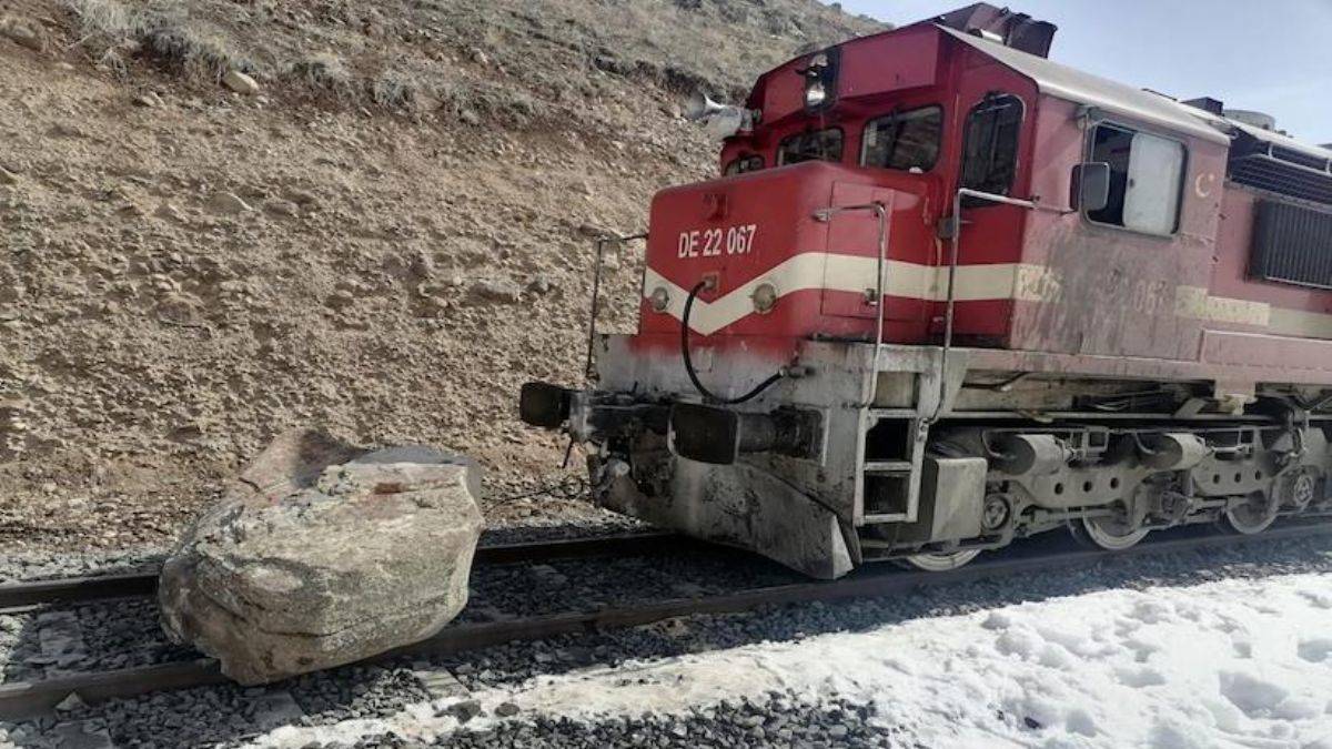 Dağdan kopan kaya parçaları Doğu Ekspresi ulaşımını aksattı