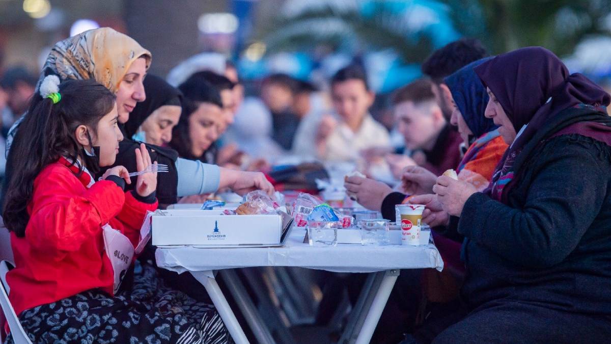 İzmir iftar çadırı nerede? İzmir'de iftar çadırı kuruldu mu? 2022 İzmir Ramazan çadırı (iftar yemeği) hangi ilçede ve mahallede?