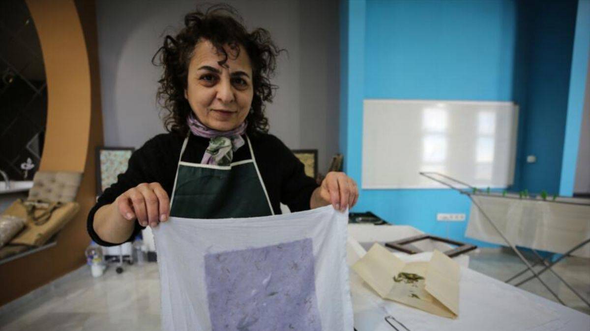 Kadın girişimci, kenevirden kağıt üretiyor