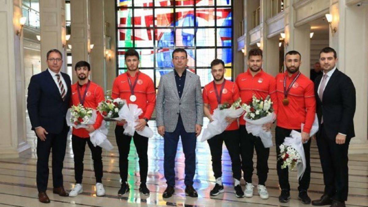 İBB Başkanı İmamoğlu şampiyon güreşçileri ağırladı