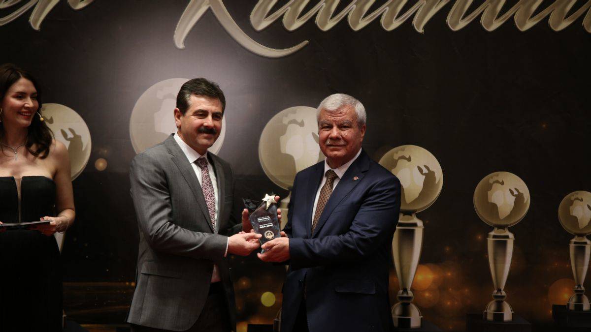 Ünsal Group yılın inşaat firması ödülünün sahibi oldu, ödülü Ünsal Group Yön. KRL. Başkanı Orhan Ünsal aldı