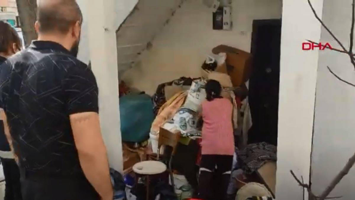 'Kötü Koku' Şikayeti Yapılan Evden 6 Ton Çöp Çıktı