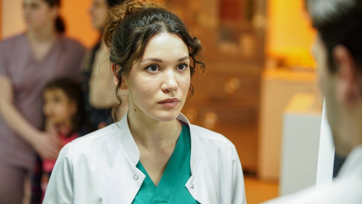 Kasaba Doktoru dizi Leyla kimdir? Doktor Leyla Erpek'i hangi oyuncu oynuyor? Dr. Leyla Erpek'in gerçek adı ne?