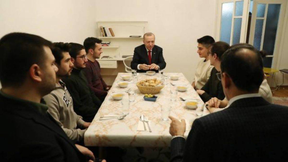 Erdoğan, iftarını öğrenci evinde açtı