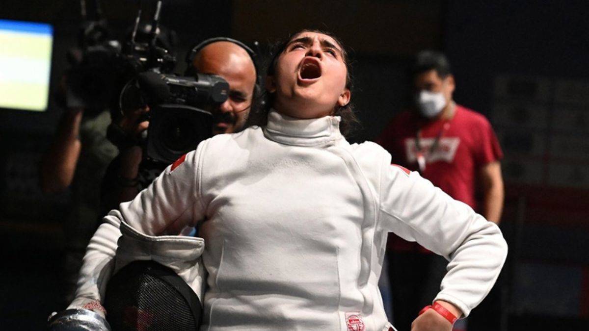 Milli eskrimci Aleyna Ertürk dünya şampiyonu oldu