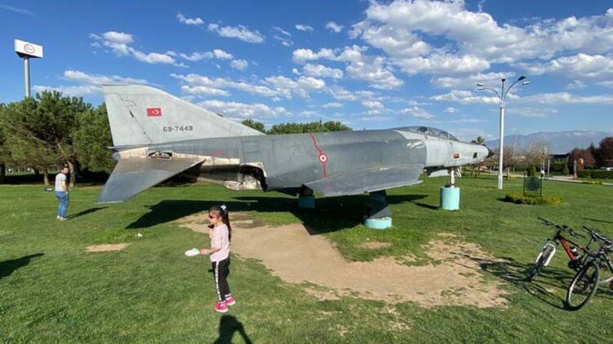 Şehit pilotun adının verildiği parktaki savaş uçağına yazılan yazılara tepki