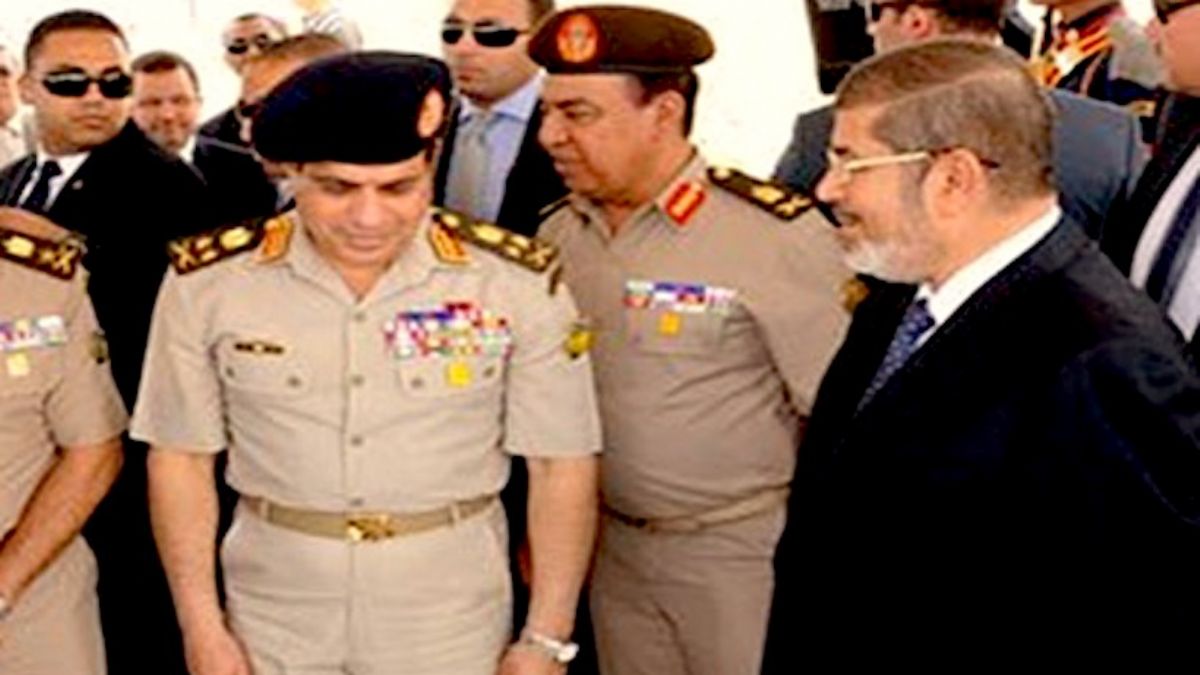 'Sisi, Mursi'nin ayakkabılarını taşıyordu ve onu pohpohlıyordu!'