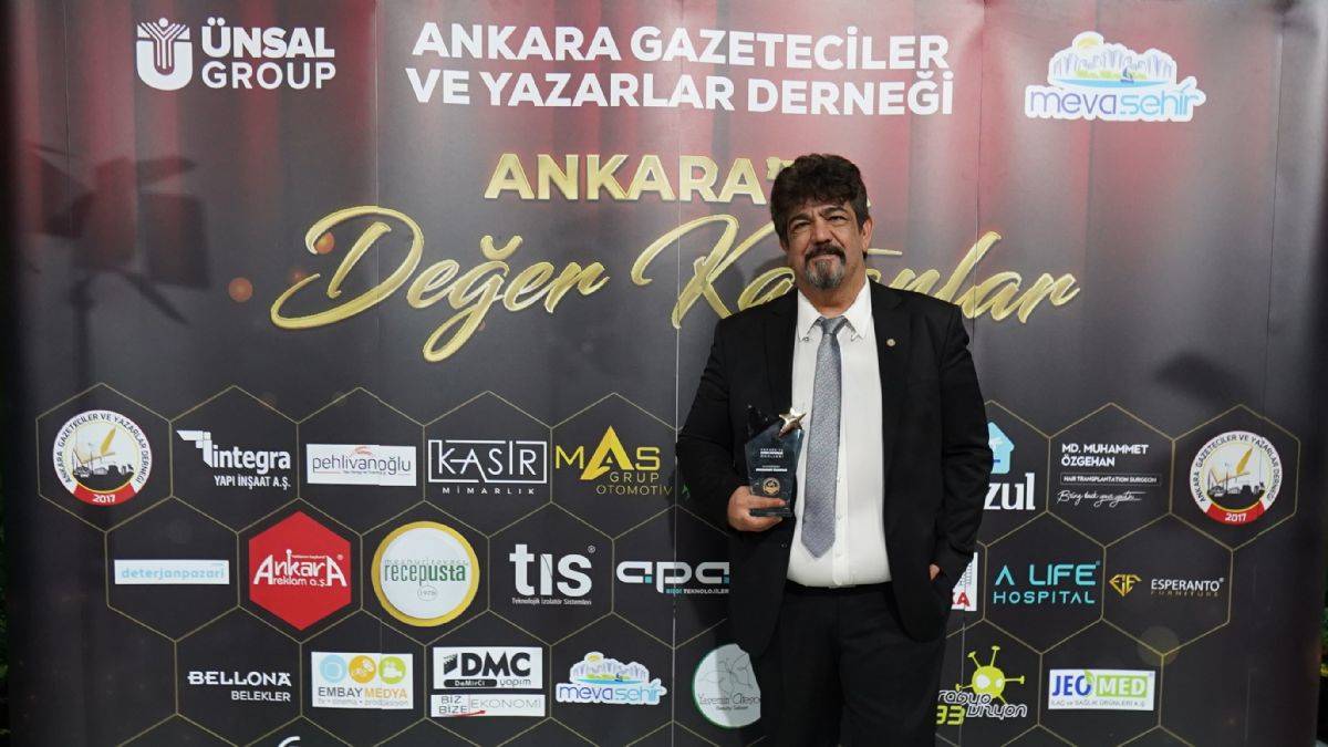 Doktor Muhammet Özgehan Yılın Doktoru ödülünün sahibi oldu