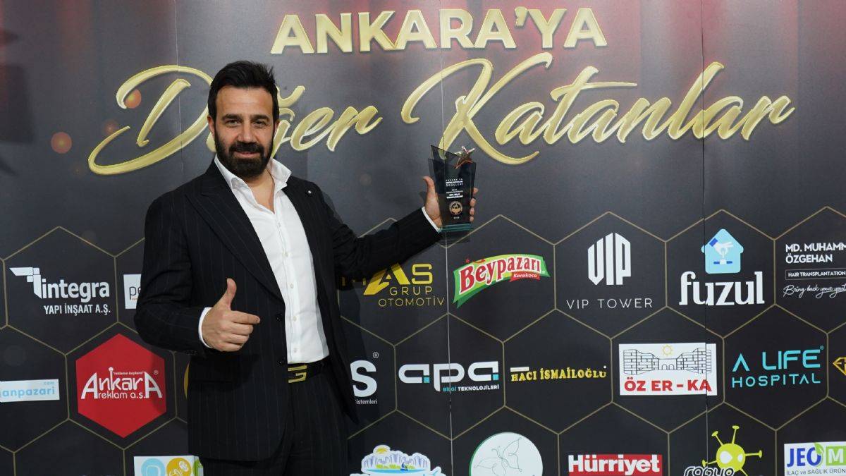 APA Bilgi Teknolijeleri En İyi Teknoloji Firması ödülünün sahibi oldu, ödülü Yönetim Kurulu Başkanı Süleyman Adanur aldı