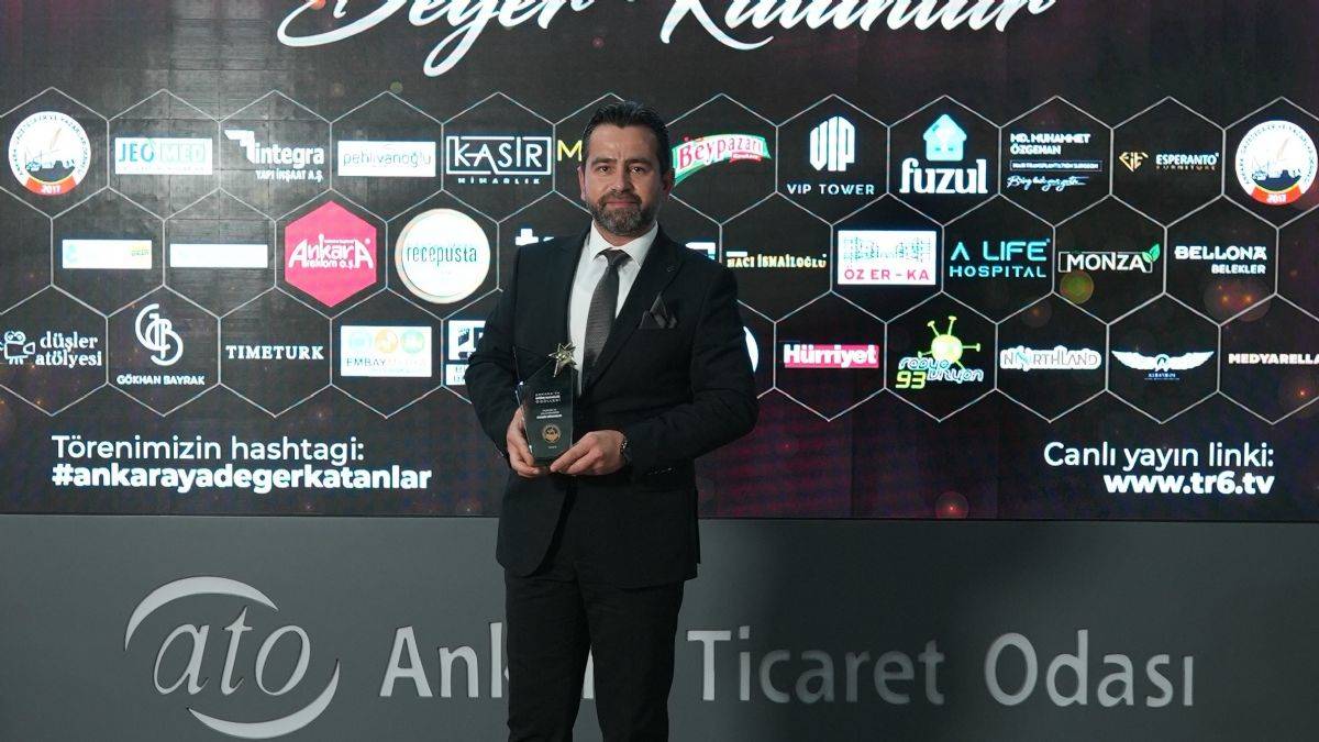 Kasır Mimarlık, Villa Monza Projesi ile Yılın En İyi Villa Mimarisi ödülünün sahibi oldu, ödülü Yönetim Kurulu Başkanı İlhan Emre Alakuş aldı