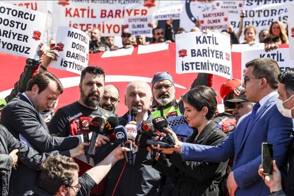 Ulaştırma ve Altyapı Bakanı Karaismailoğlu: Bugüne kadar 14 bin metreye yakın motorcu dostu bariyer uyguladık