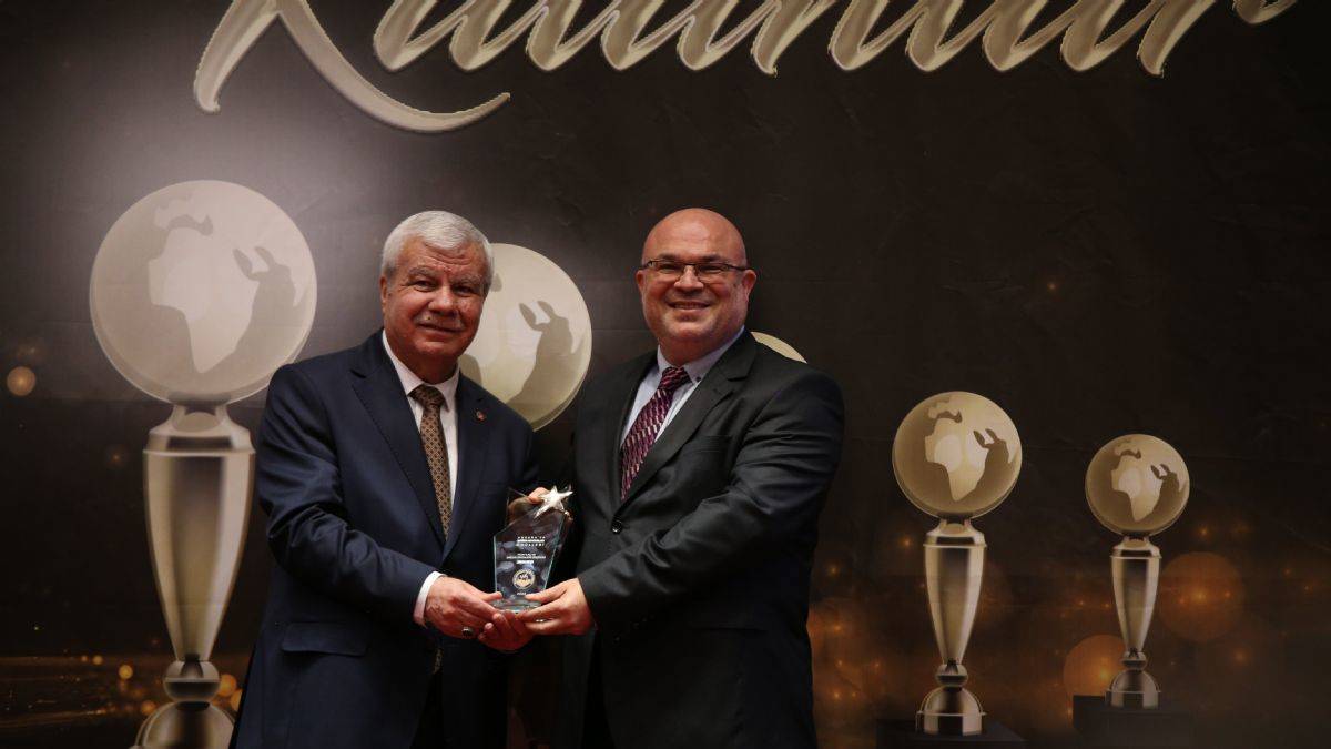 Jeomed Yılın İlaç ve Sağlık Ürünleri Üreticisi ödülünün sahibi oldu, Ödülü Jeomed Yönetim Kurulu Başkanı Süleyman Polat aldı