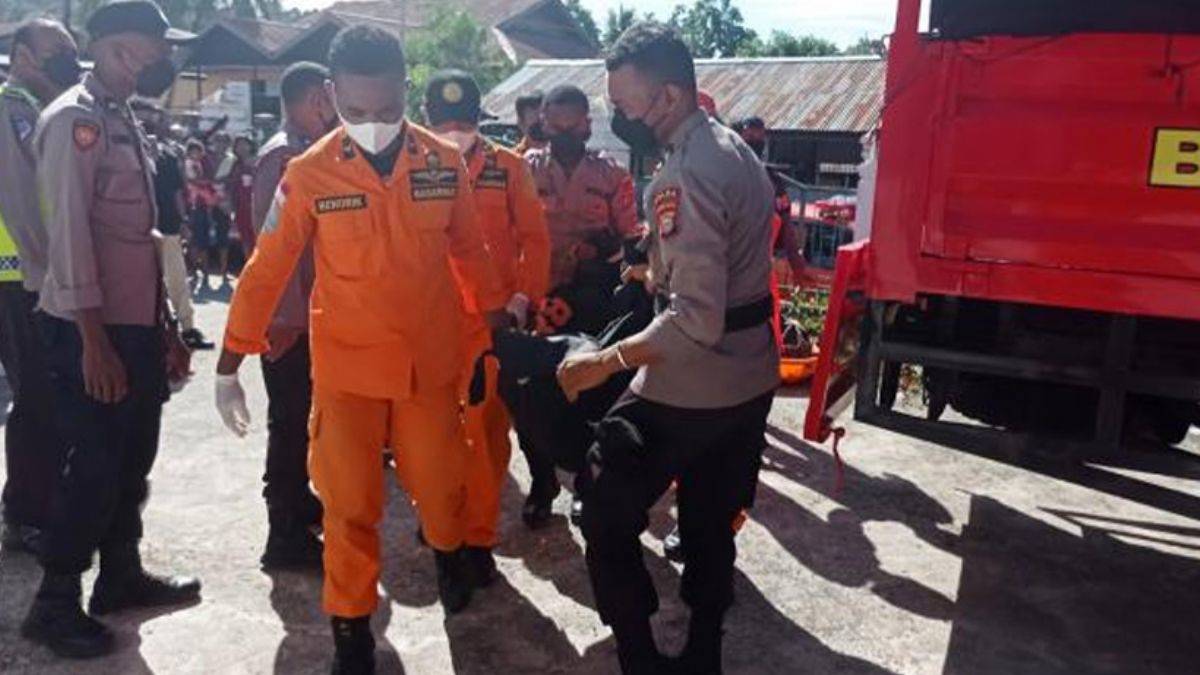 Kamyon kayalıklara çarptı: 17 ölü