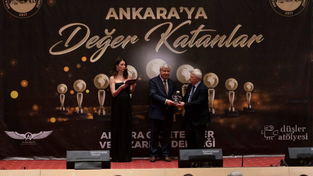 Pehlivanoğlu Yapı En iyi Arazi Toplulaştırma ödülünün sahibi oldu, ödülü Yönetim Kurulu Başkanı Ahmet Yaşar aldı