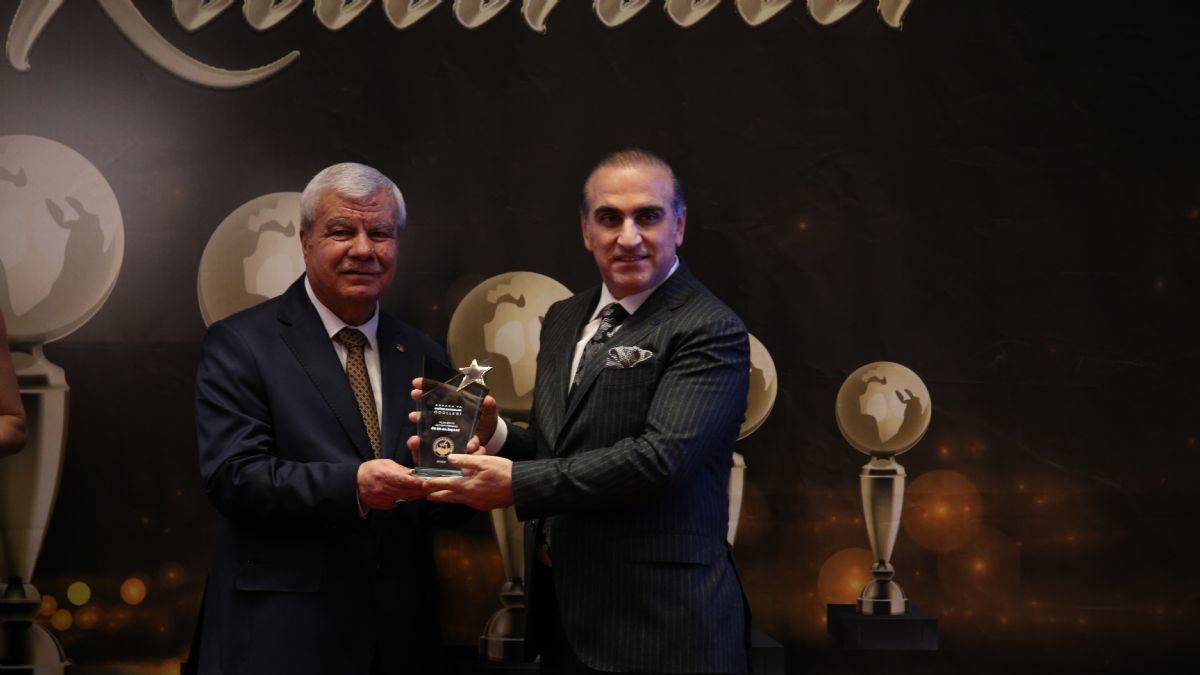 Öz Er-Ka İnşaat Yılın En İyi Altyapı Firması ödülünün sahibi oldu, ödülü Öz Er-Ka İnşaat Yönetim Kurulu Başkanı Eşref Keleş aldı