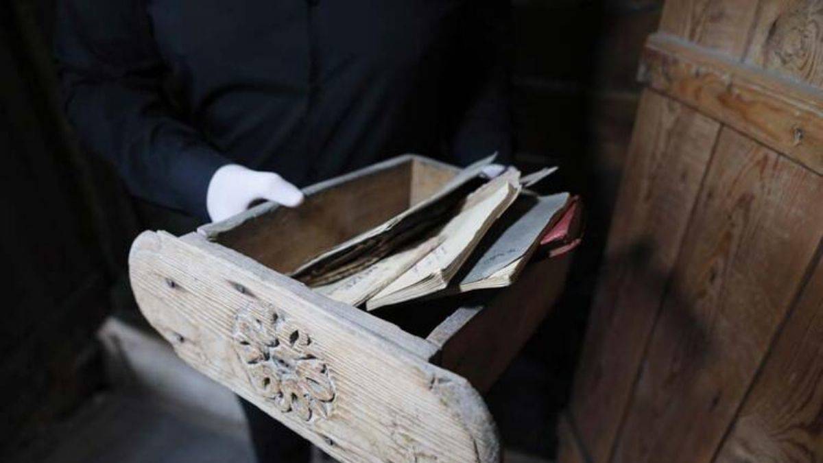 Serdengeçti'nin özel evrakı, sıva altındaki gizli bölmeden çıktı