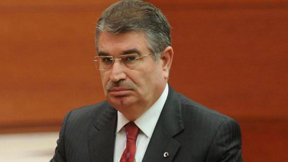 Eski bakan parti kuruyor