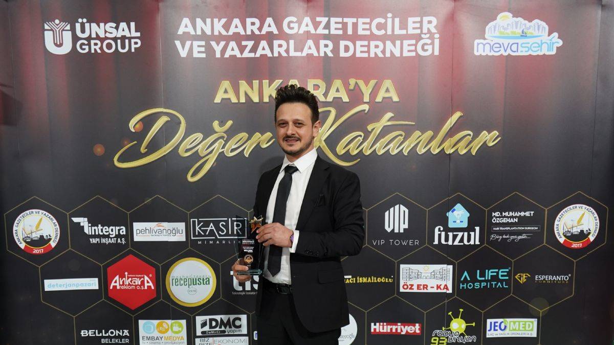 Belekler Bellona En İyi Çıkış Yapan Mobilya Bayisi ödülünün sahibi oldu, ödülü Yönetim Kurulu Başkanı Selim Belek aldı