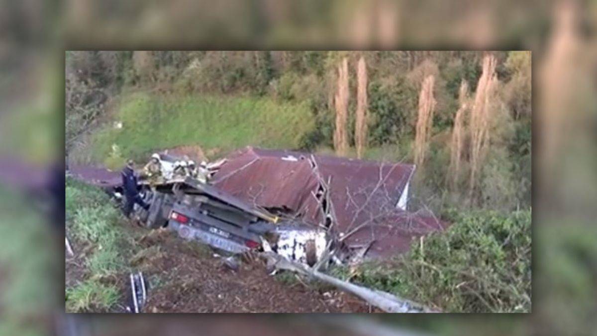 Sarıyer'de feci kaza! Evin üstüne demir yüklü TIR devrildi