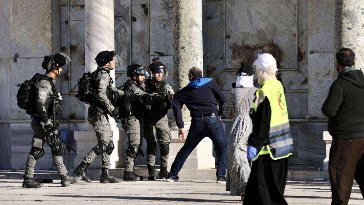 İsrail polisinden Mescid-i Aksa'ya baskın: Onlarca Filistinli yaralandı