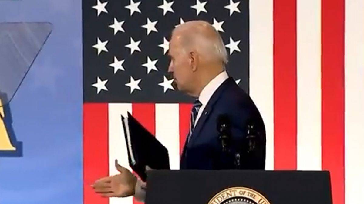 Dünya bu görüntüleri konuşuyor! Joe Biden boşlukla tokalaştı