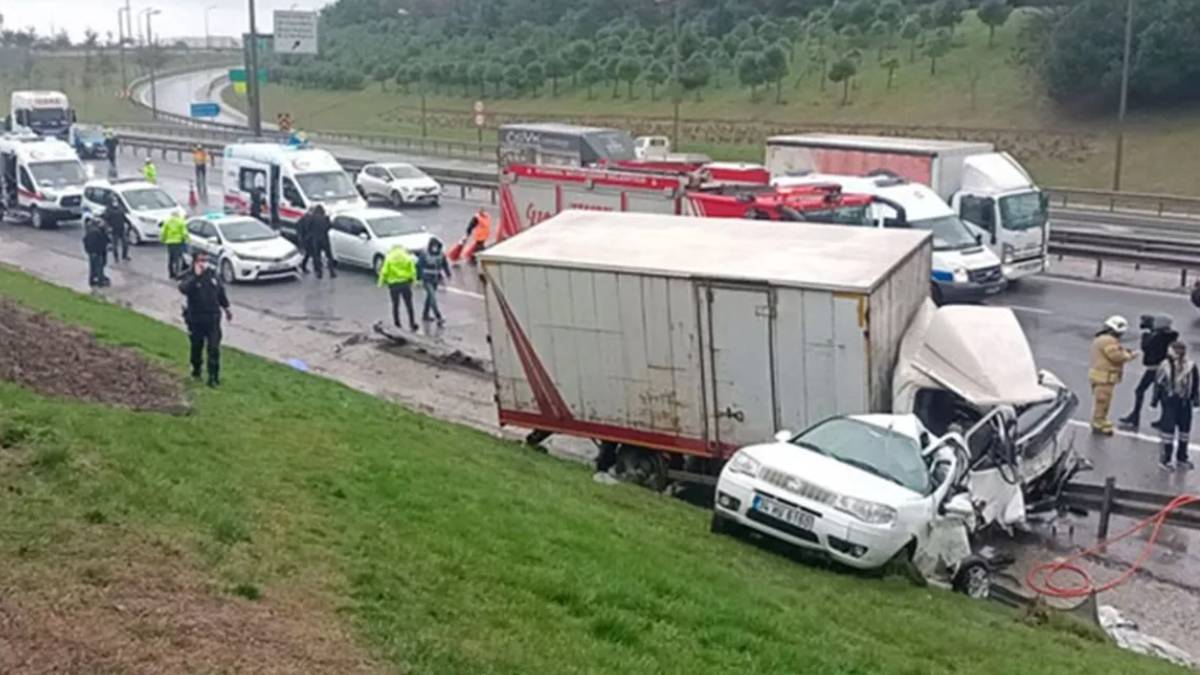 Acılar TEM Mahmutbey gişeleri istikameti neden tıkalı? TEM'de Esenyurt Ankara yönü neden trafik yoğun? 15 Nisan TEM'de kaza mı var?