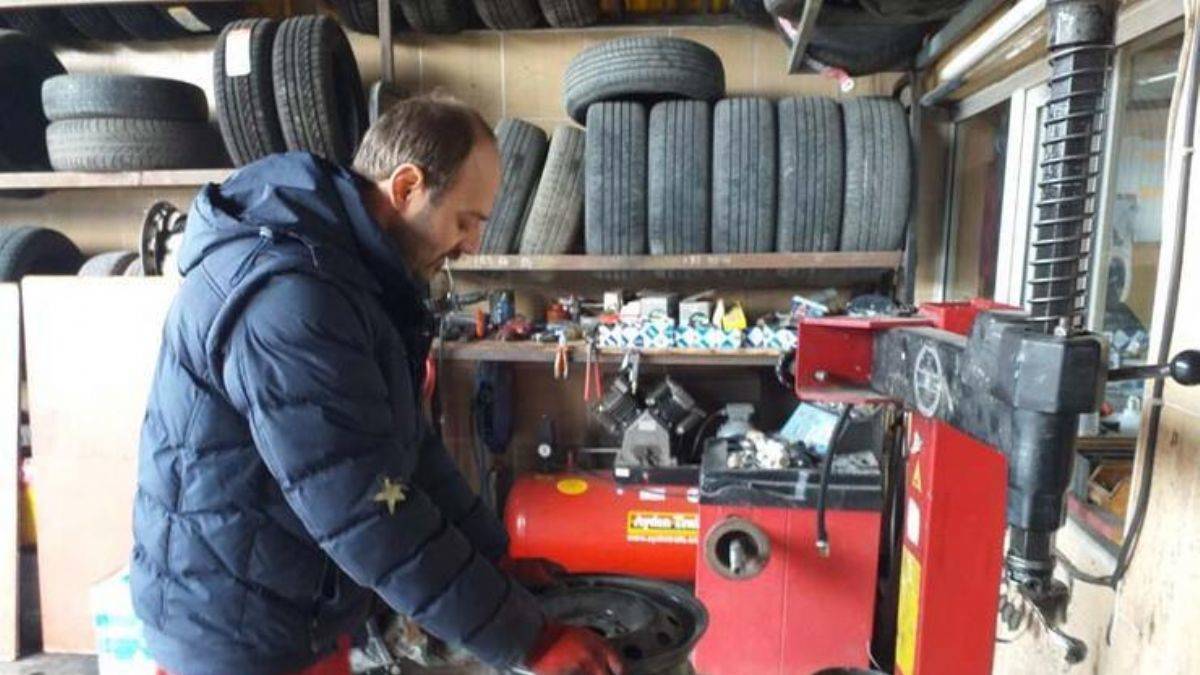 15 yıldır görmeden lastik tamir ediyor